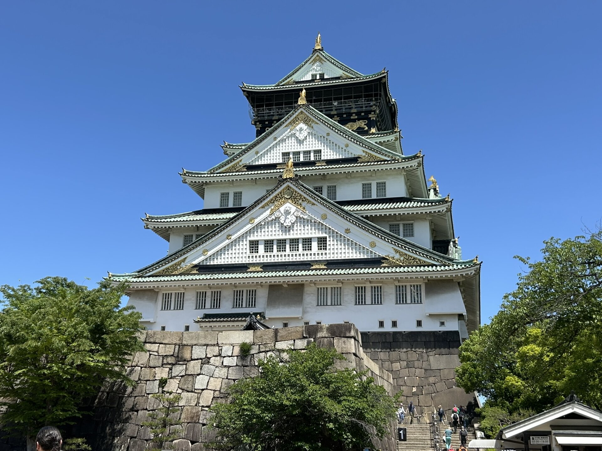 大阪城へ